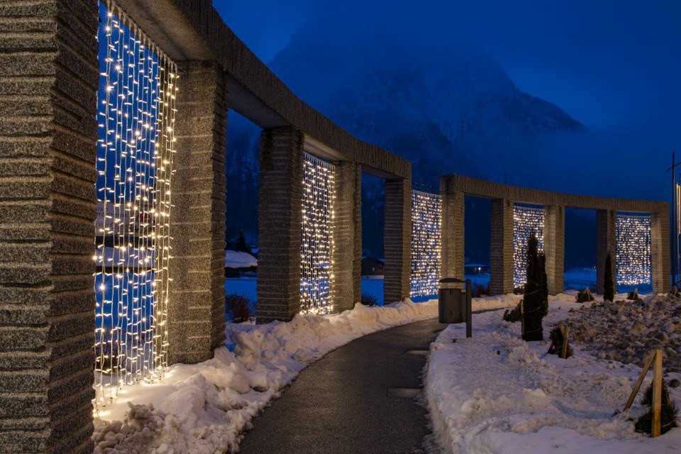 MK Illumination Drape Lite® QF+ – LED-Lichtervorhang 2 m breit | 300 · 600 · 1.200 LED, auch Flashing – Drape Lite® Classic · 300 LED · 2 × 1,5 m · Warmweiß · weißes Kabel (019-329) – Anwendung / Detail