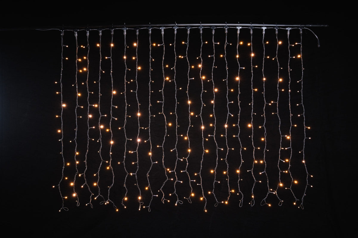 MK Illumination Drape Lite® QF+ – LED-Lichtervorhang 2 m breit | 300 · 600 · 1.200 LED, auch Flashing – Drape Lite® Classic · 300 LED · 2 × 1,5 m · Warmweiß · schwarzes Kabel (019-330)