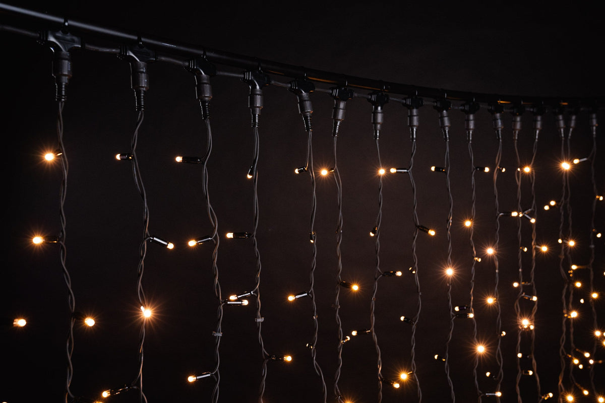 MK Illumination Drape Lite® QF+ – LED-Lichtervorhang 2 m breit | 300 · 600 · 1.200 LED, auch Flashing – Drape Lite® Classic · 300 LED · 2 × 1,5 m · Warmweiß · schwarzes Kabel (019-330) – Anwendung / Detail