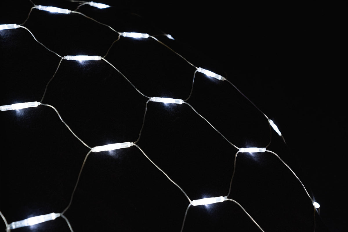MK Illumination Mesh Lite® 36 V – LED-Lichternetz Niedervolt – 4 × 2 m · 200 LED / Brillantweiß / Transparent (029-013) – Anwendung / Detail