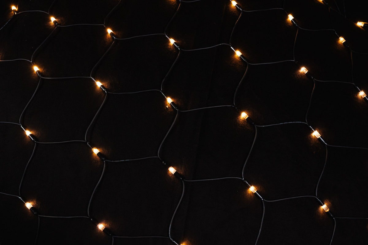 MK Illumination Mesh Lite® 36 V – LED-Lichternetz Niedervolt – 2 × 1 m · 96 LED / Warmweiß / Schwarz (029-150) – Anwendung / Detail