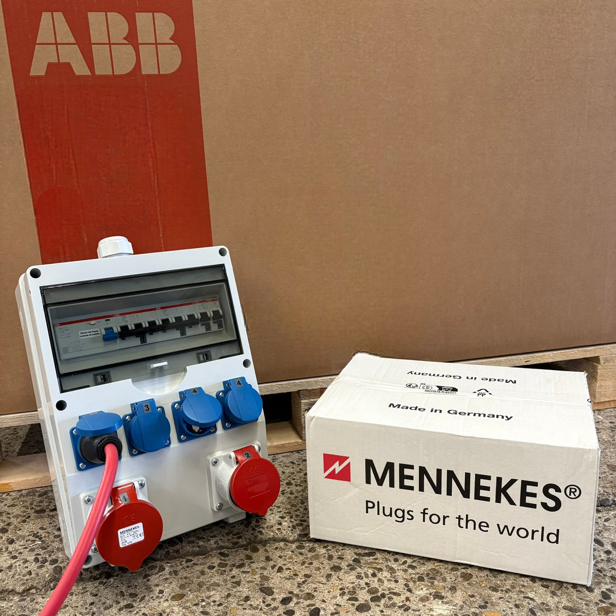 SANOS Wandverteiler SAN014 mit Steckvorrichtungen von Mennekes und Schutzschaltern von ABB