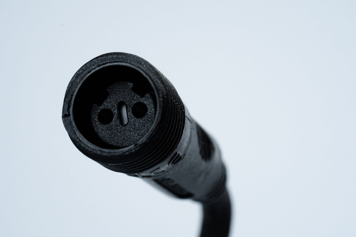 MK Illumination QF+ Stromzuführung 1,5 m – Main Connector mit oder ohne Gleichrichter (Pflichtzubehör) – Anschlusskabel ohne Gleichrichter · 1.800 W · Schwarz (001-001) – Anwendung / Detail