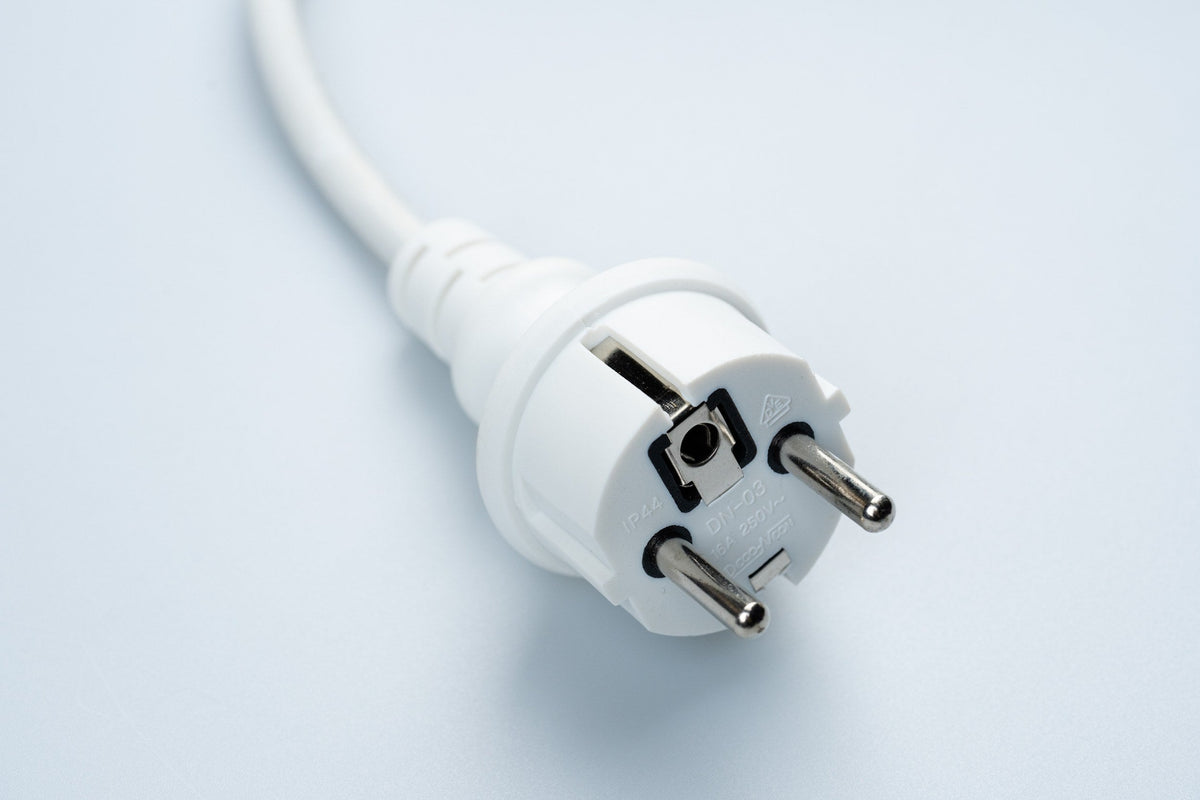 MK Illumination QuickFix® 36 V Anschlusskabel 1,5 m – Netzstecker auf QuickFix®-Kupplung – Weiß (003-002) – Anwendung / Detail
