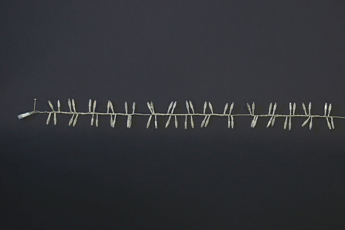 MK Illumination Magic String Lite® QF+ – LED-Lichtbündel-Kette 1,25 / 2,5 / 5 / 6 m – 5 m · 240 LED · Warmweiß · schwarzes Kabel (017-065) – Anwendung / Detail