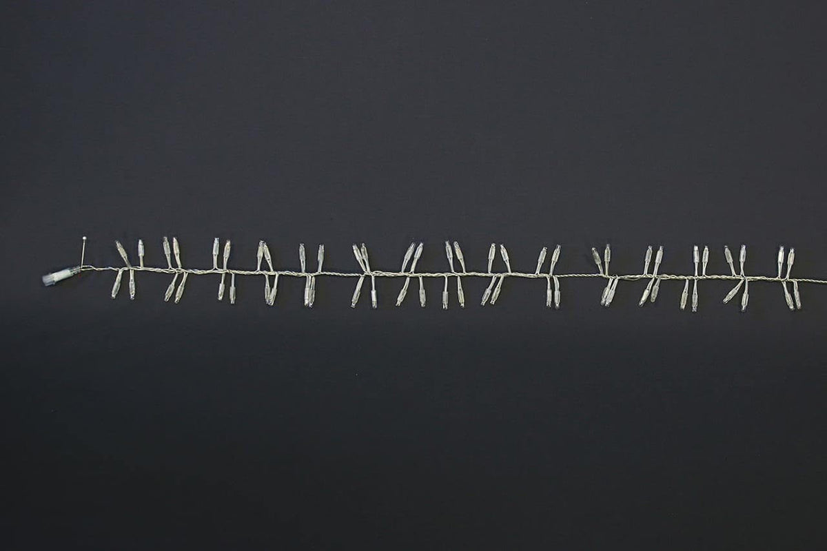 MK Illumination Magic String Lite® QF+ – LED-Lichtbündel-Kette 1,25 / 2,5 / 5 / 6 m – 5 m · 240 LED · Warmweiß · schwarzes Kabel (017-065) – Anwendung / Detail