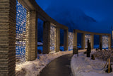 MK Illumination Drape Lite® QF+ – LED-Lichtervorhang 2 m breit | 300 · 600 · 1.200 LED, auch Flashing – Drape Lite® Classic · 300 LED · 2 × 1,5 m · Warmweiß · weißes Kabel (019-329) – Anwendung / Detail