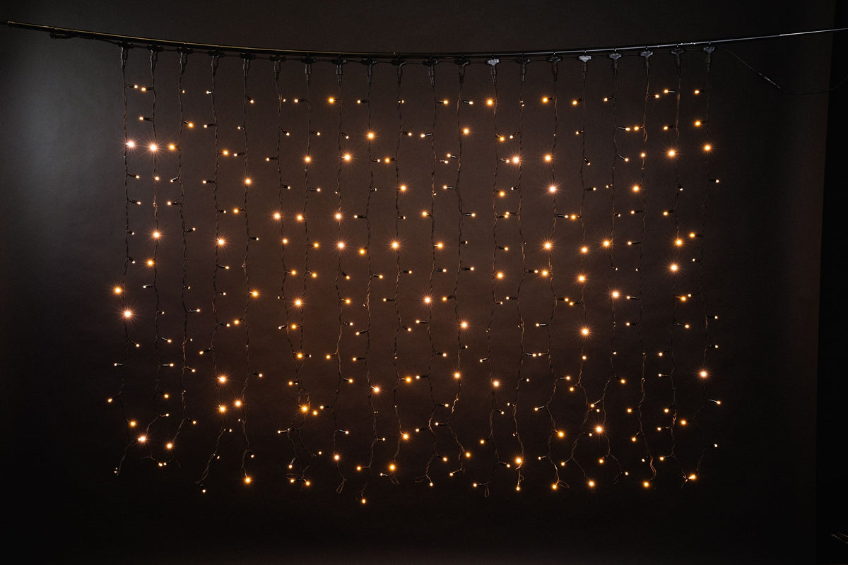 MK Illumination Drape Lite® QF+ – LED-Lichtervorhang 2 m breit | 300 · 600 · 1.200 LED, auch Flashing – Drape Lite® Classic · 1.200 LED · 2 × 6 m · Warmweiß · weißes Kabel (019-334 / 019-431)