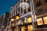 MK Illumination Drape Lite® QF+ – LED-Lichtervorhang 2 m breit | 300 · 600 · 1.200 LED, auch Flashing – Drape Lite® Classic · 300 LED · 2 × 1,5 m · Brillantweiß · weißes Kabel (019-335) – Anwendung / Detail