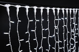 MK Illumination Drape Lite® QF+ – LED-Lichtervorhang 2 m breit | 300 · 600 · 1.200 LED, auch Flashing – Drape Lite® Classic · 300 LED · 2 × 1,5 m · Brillantweiß · weißes Kabel (019-335) – Anwendung / Detail