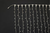 MK Illumination Drape Lite® QF+ – LED-Lichtervorhang 2 m breit | 300 · 600 · 1.200 LED, auch Flashing – Flashing Drape Lite® (funkelnd) · 300 LED · 2 × 1,5 m · Warmweiß + weiße Flash-LEDs · weißes Kabel (019-339)