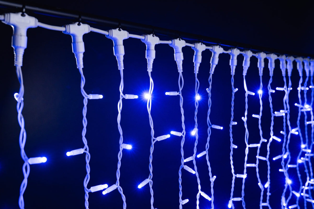 MK Illumination Drape Lite® QF+ – LED-Lichtervorhang 2 m breit | 300 · 600 · 1.200 LED, auch Flashing – Drape Lite® Classic · 300 LED · 2 × 1,5 m · Blau · weißes Kabel (019-373)
