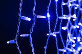 MK Illumination Drape Lite® QF+ – LED-Lichtervorhang 2 m breit | 300 · 600 · 1.200 LED, auch Flashing – Drape Lite® Classic · 300 LED · 2 × 1,5 m · Blau · weißes Kabel (019-373) – Anwendung / Detail