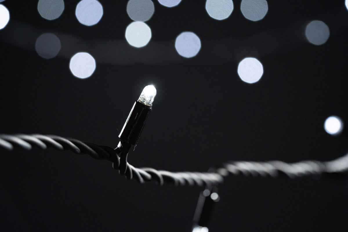 MK Illumination Magic String Lite® QF+ – LED-Lichtbündel-Kette 1,25 / 2,5 / 5 / 6 m – 2,5 m · 120 LED · Brillantweiß · schwarzes Kabel (019-407)