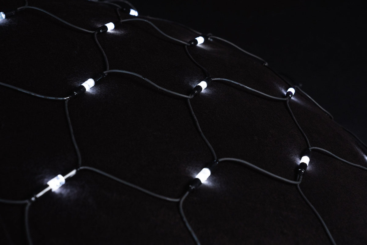 MK Illumination Mesh Lite® 36 V – LED-Lichternetz Niedervolt – 2 × 1 m · 96 LED / Brillantweiß / Schwarz (029-149) – Anwendung / Detail