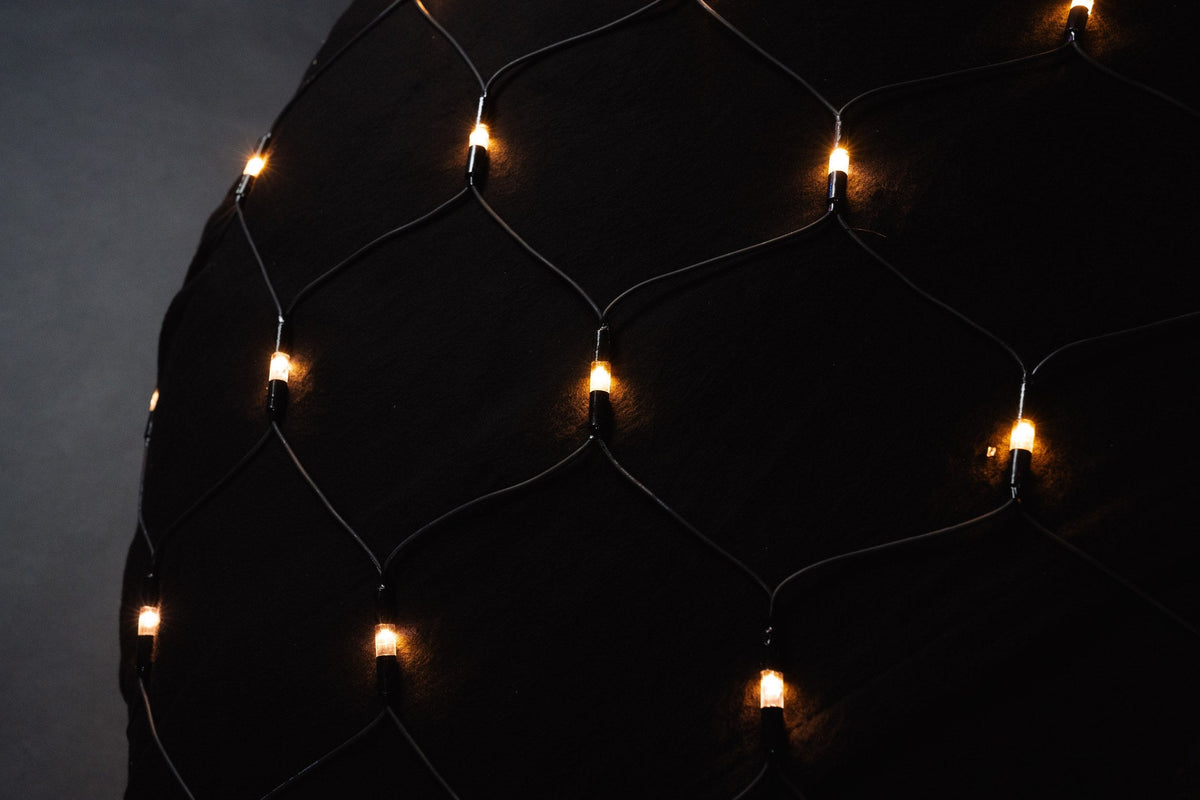 MK Illumination Mesh Lite® 36 V – LED-Lichternetz Niedervolt – 2 × 1 m · 96 LED / Warmweiß / Schwarz (029-150) – Anwendung / Detail