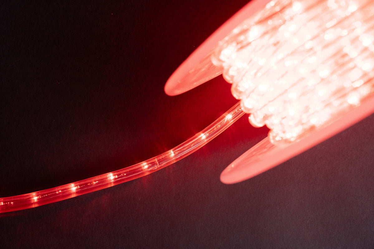 MK Illumination Rope Light QF+ – LED-Lichtschlauch 45 m, Ø 13 mm, 230 V | 6 Farben – 30 LED/m · Rot (248-204) – Anwendung / Detail