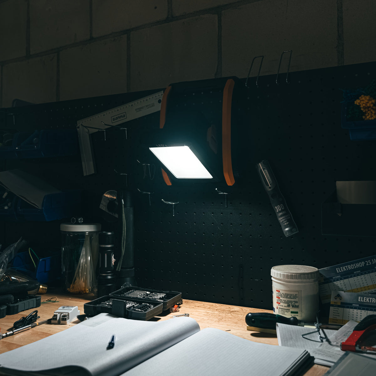 LED-Akku-Arbeitsleuchte, 20 W, IP54, inkl. 18 V Akku-Adapter, USB-Ausgang